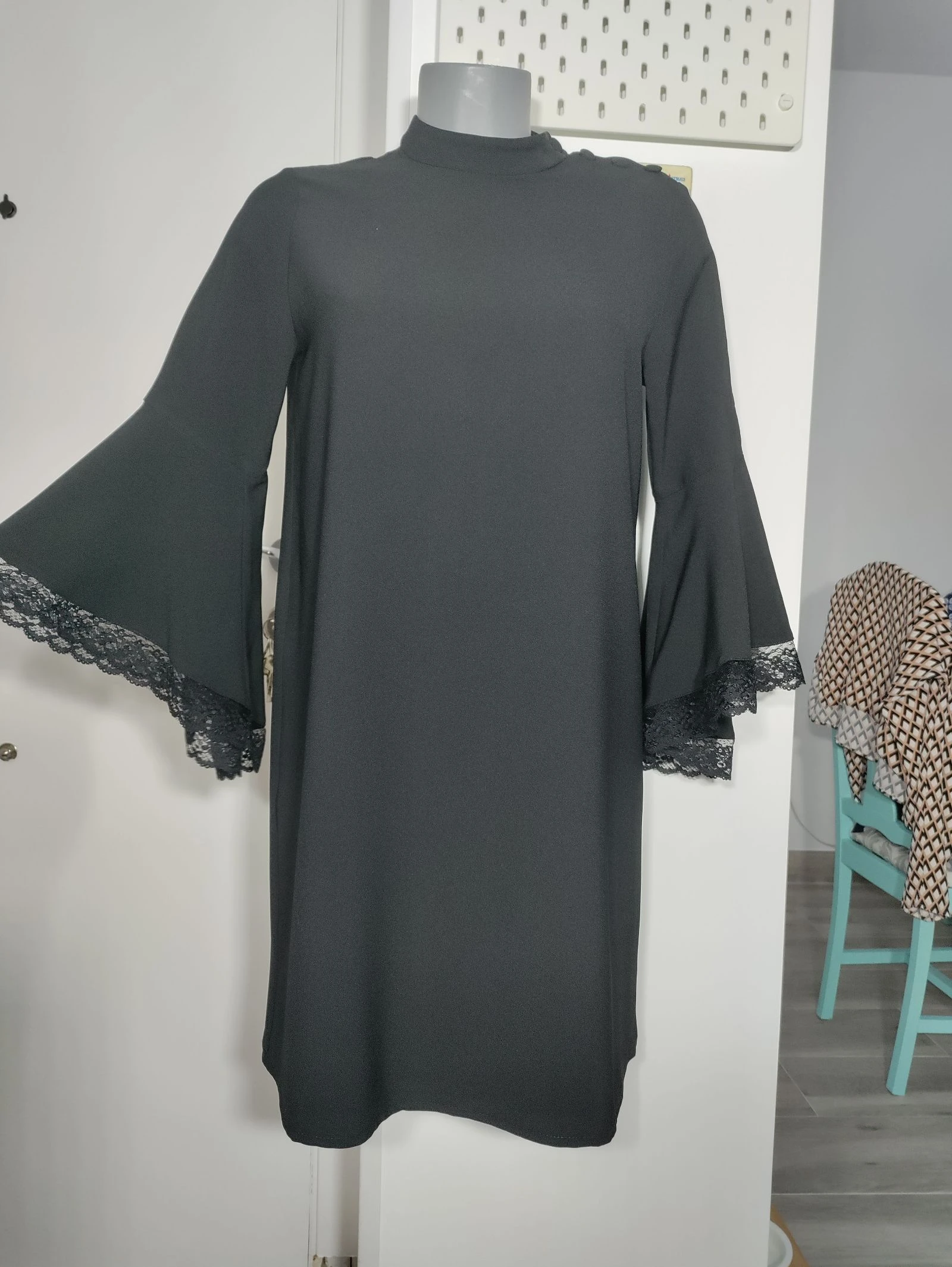 Zara Basic vestido negro con encaje y botones en hombro talla M